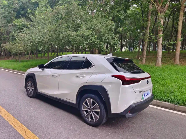 Lexus UX — Фото автомобиля 4