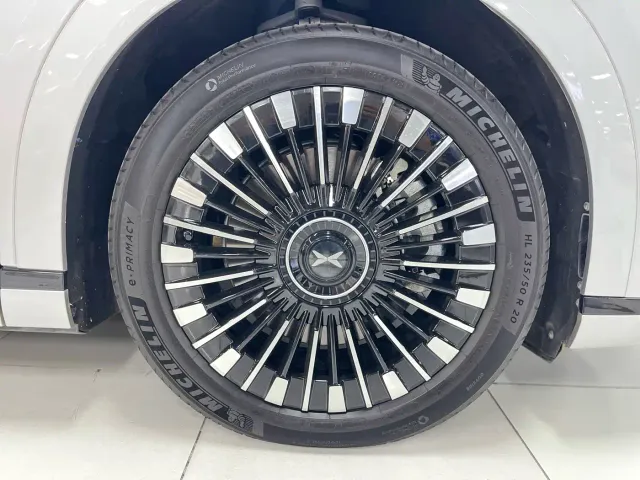 Xpeng X9 — Фото автомобиля 7