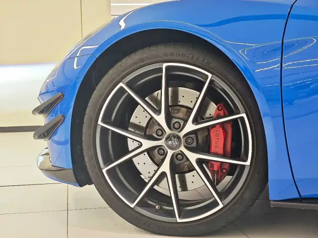 Lotus Emira — Фото автомобиля 3