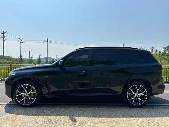 BMW BMW X5 2023 xDrive 30Li Premium M Sport Black Night Package — Фото автомобиля 4