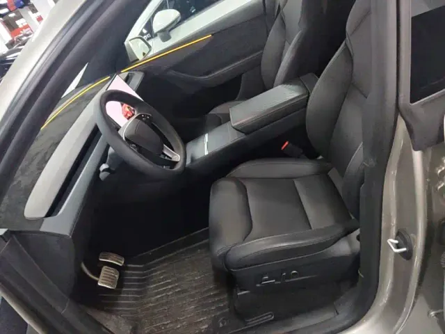 Tesla Model Y L — Фото автомобиля 10