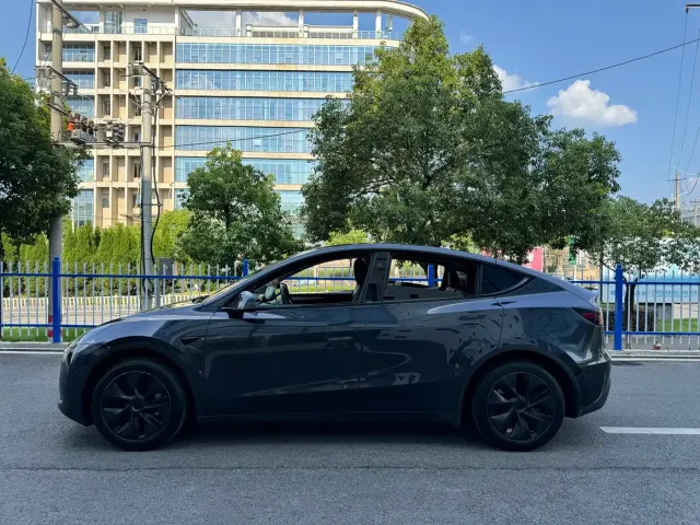 Tesla Model Y — Фото автомобиля 11