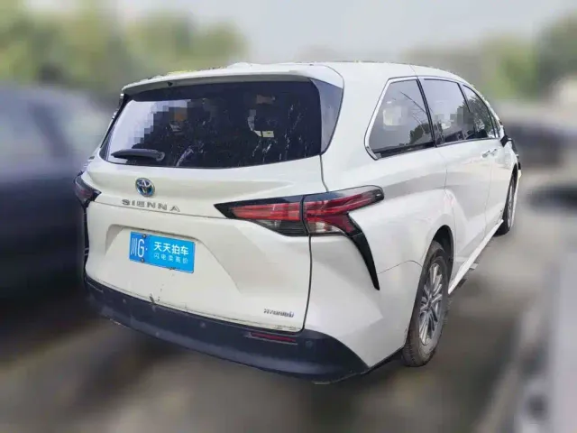 Toyota Sienna — Фото автомобиля 2