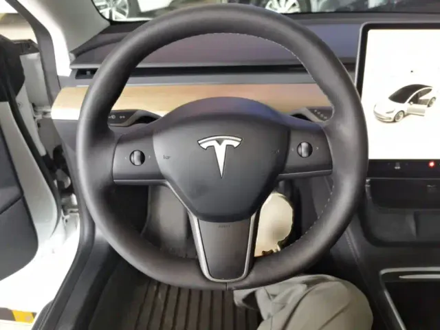Tesla Model 3 — Фото автомобиля 10