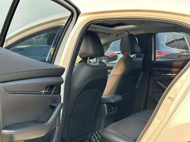 Mazda Axela — Фото автомобиля 13