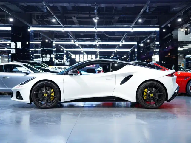 Lotus Emira — Фото автомобиля 17