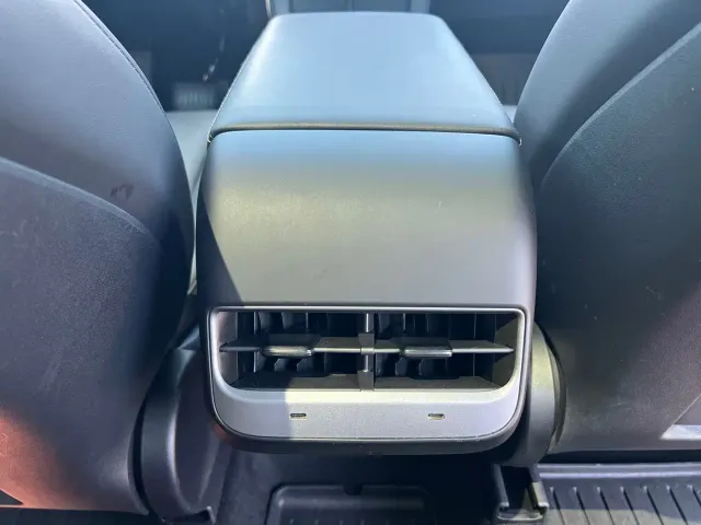 Tesla Model Y — Фото автомобиля 9