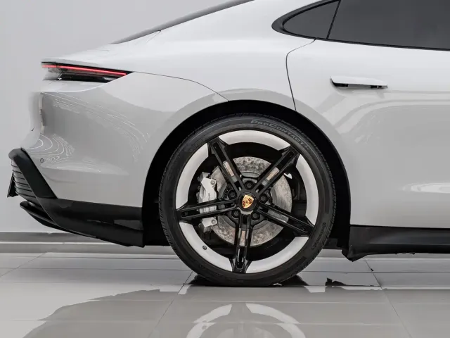 Porsche Taycan — Фото автомобиля 11