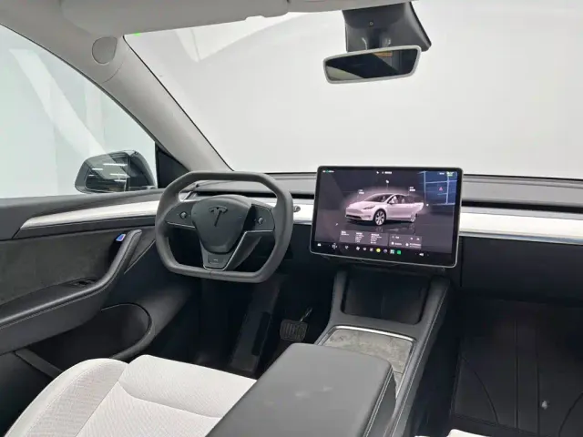 Tesla Model Y — Фото автомобиля 24