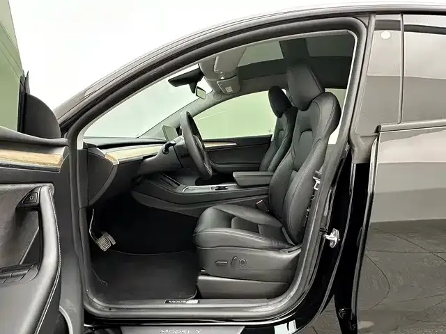 Tesla Model Y — Фото автомобиля 12