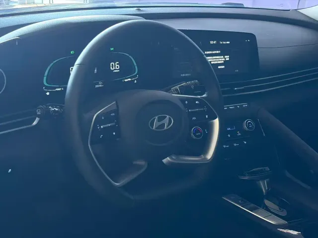 Hyundai Elantra — Фото автомобиля 16