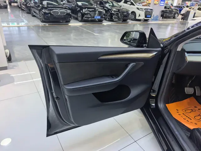 Tesla Model Y — Фото автомобиля 5