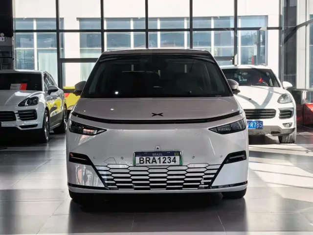 Xpeng X9 — Фото автомобиля 2