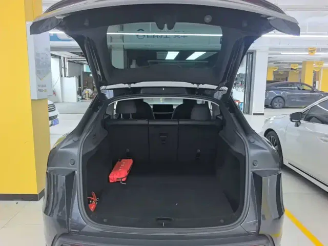 Tesla Model Y — Фото автомобиля 18