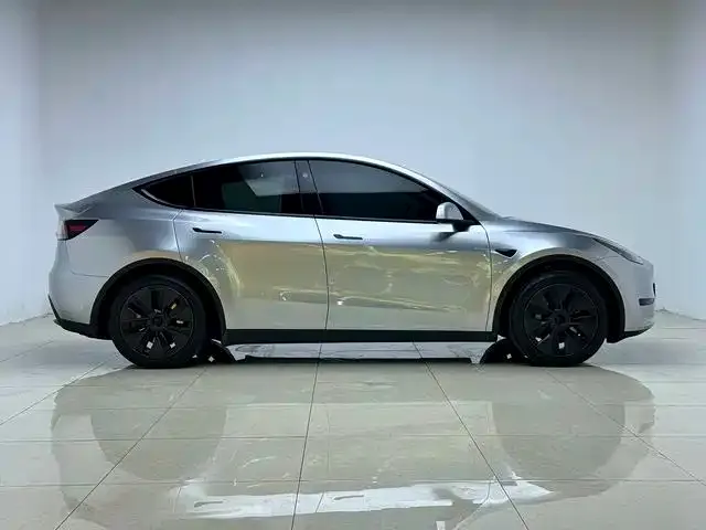 Tesla Model Y — Фото автомобиля 8