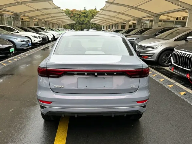 Geely Emgrand — Фото автомобиля 12