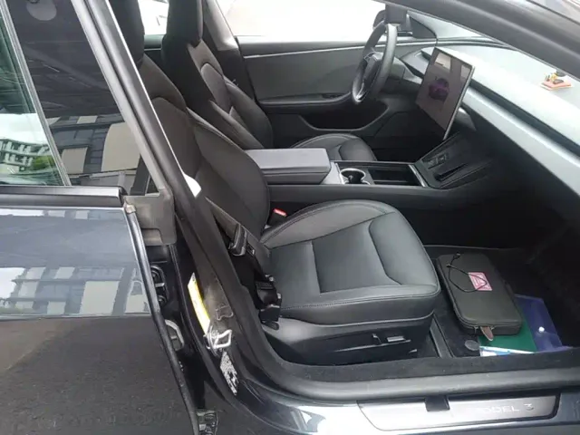 Tesla Model 3 — Фото автомобиля 24