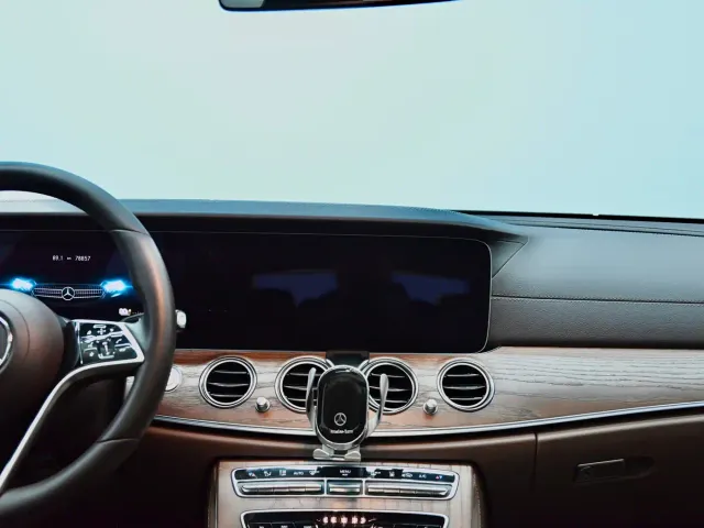 Mercedes-Benz E-Class — Фото автомобиля 16