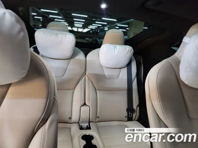 Tesla Model X — Фото автомобиля 12