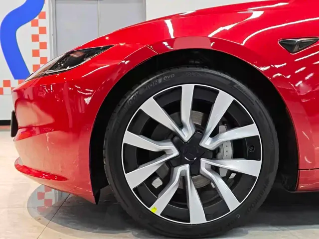 Tesla Model 3 — Фото автомобиля 11