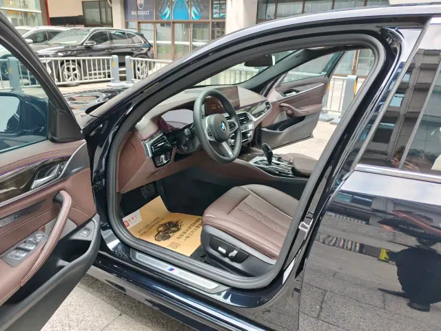 BMW 5 Series — Фото автомобиля 9