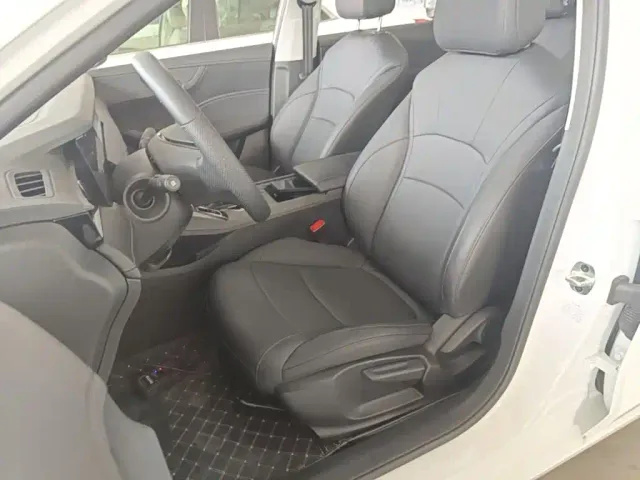 Roewe i5 — Фото автомобиля 14
