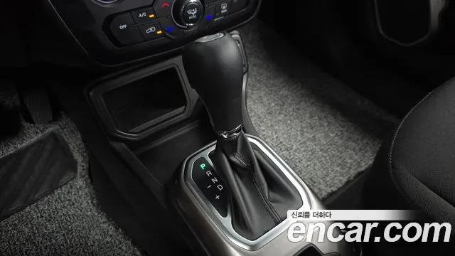 Jeep Renegade — Фото автомобиля 9