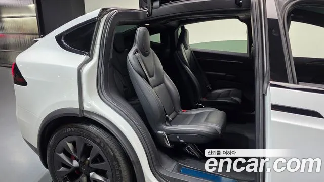 Tesla Model X — Фото автомобиля 12