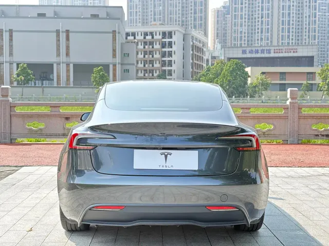 Tesla Model 3 — Фото автомобиля 8