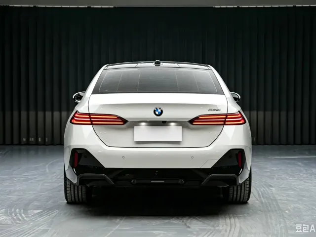 BMW 5 Series — Фото автомобиля 4