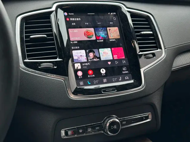 Volvo XC90 — Фото автомобиля 7