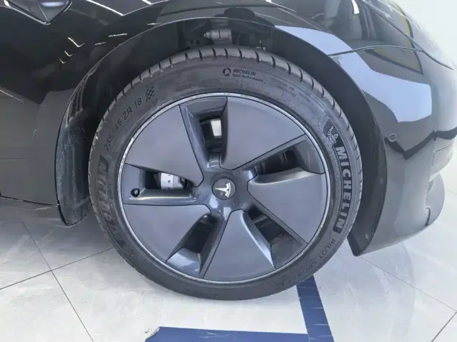 Tesla Model 3 — Фото автомобиля 6