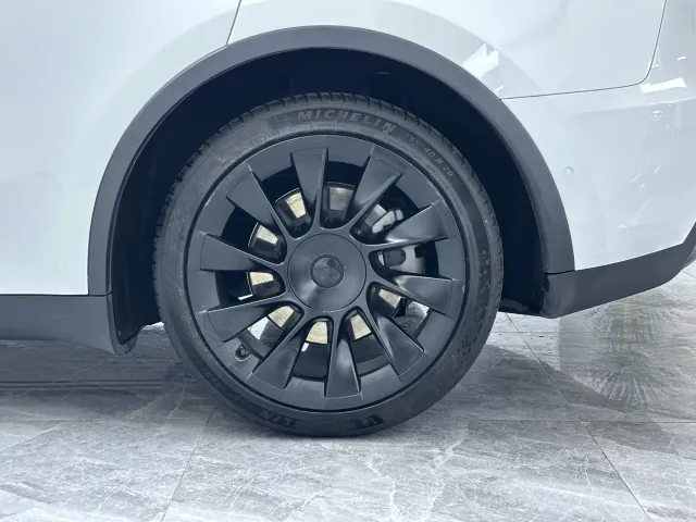 Tesla Model Y — Фото автомобиля 12