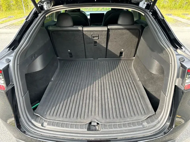 Tesla Model Y — Фото автомобиля 19