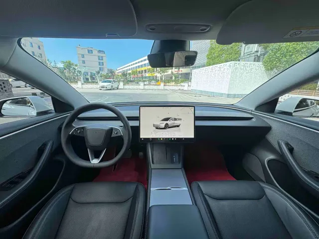 Tesla Model 3 — Фото автомобиля 10
