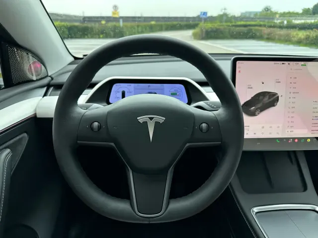 Tesla Model Y — Фото автомобиля 17