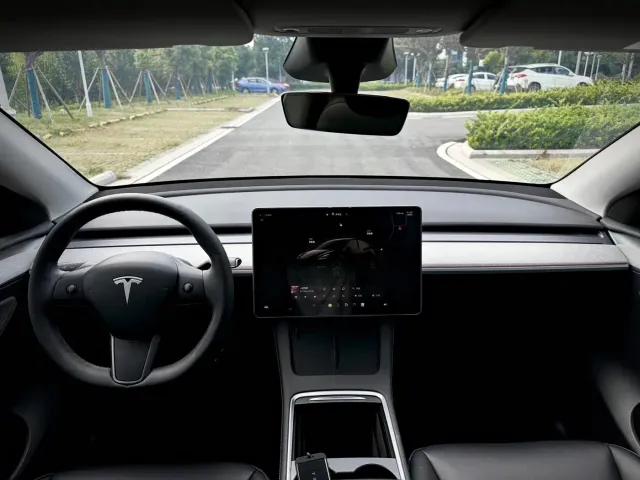 Tesla Model Y — Фото автомобиля 6