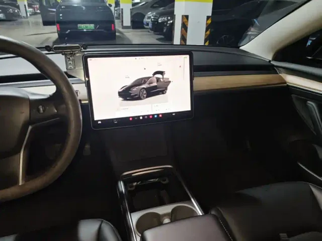 Tesla Model 3 — Фото автомобиля 12
