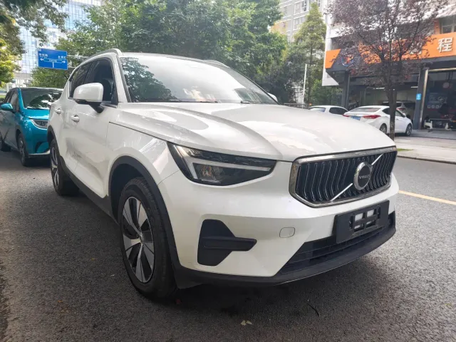 Volvo XC40 — Фото автомобиля 2