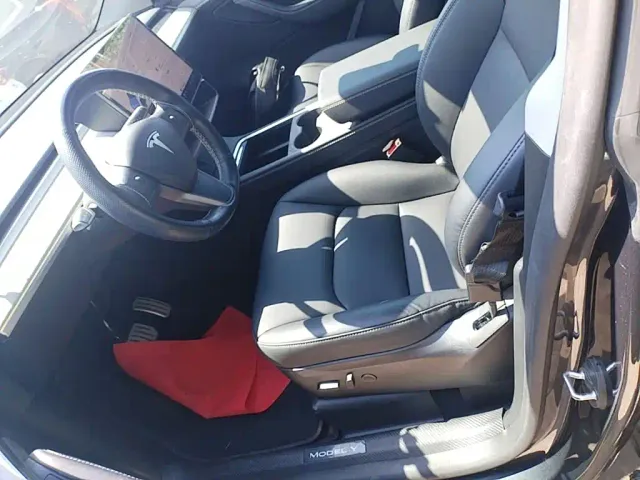 Tesla Model Y — Фото автомобиля 14