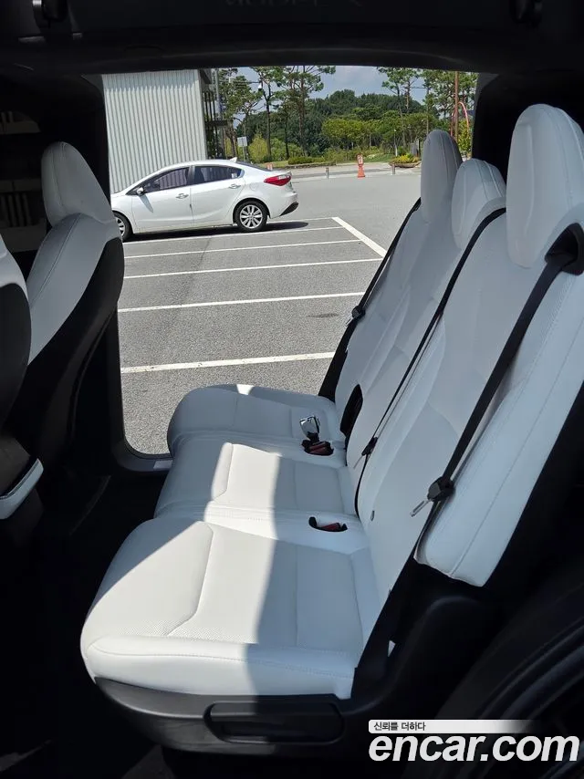 Tesla Model X — Фото автомобиля 13
