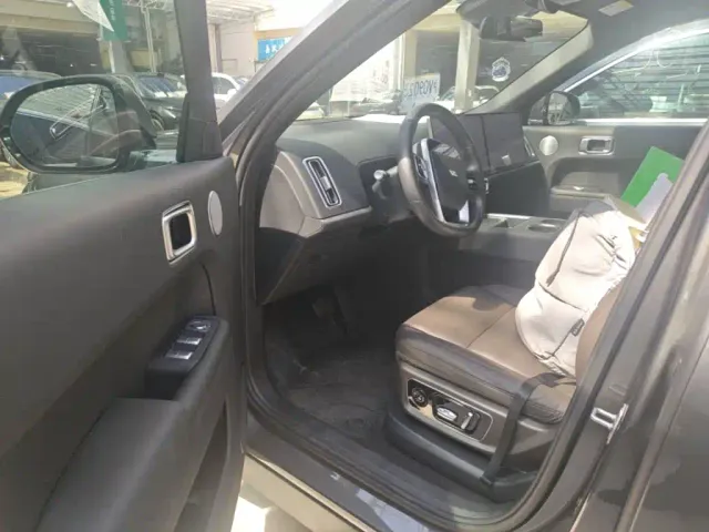 Li Auto L8 — Фото автомобиля 15