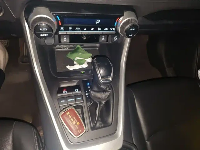 Toyota RAV4 — Фото автомобиля 6