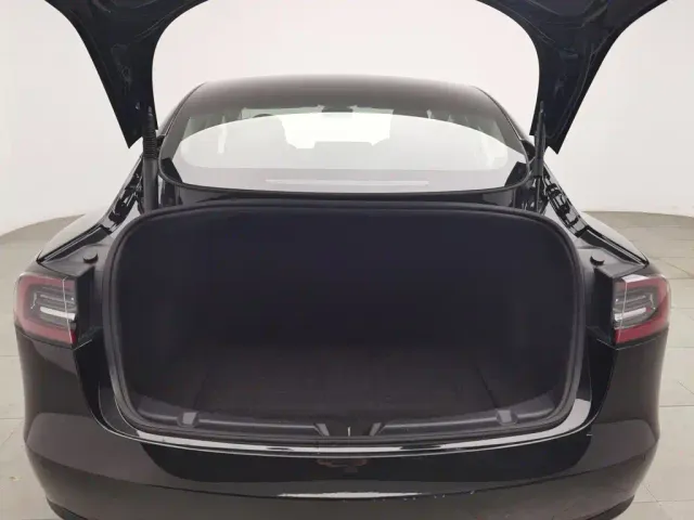 Tesla Model 3 — Фото автомобиля 16