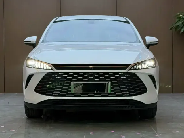 BYD Qin PLUS 2026 DM-i Smart Edition 128KM Progressive — Фото автомобиля 2