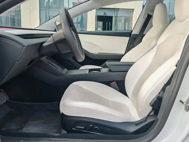 Tesla Model 3 — Фото автомобиля 7