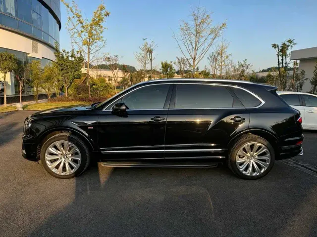 Bentley Bentayga — Фото автомобиля 2