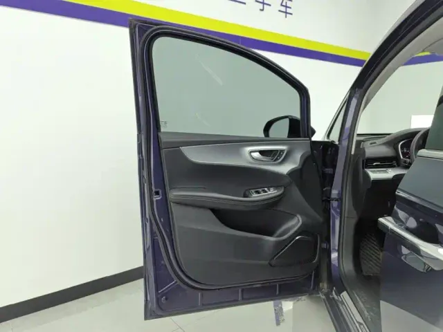 Roewe iMAX8 — Фото автомобиля 7