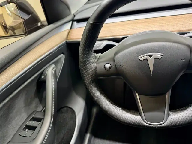 Tesla Model Y — Фото автомобиля 18