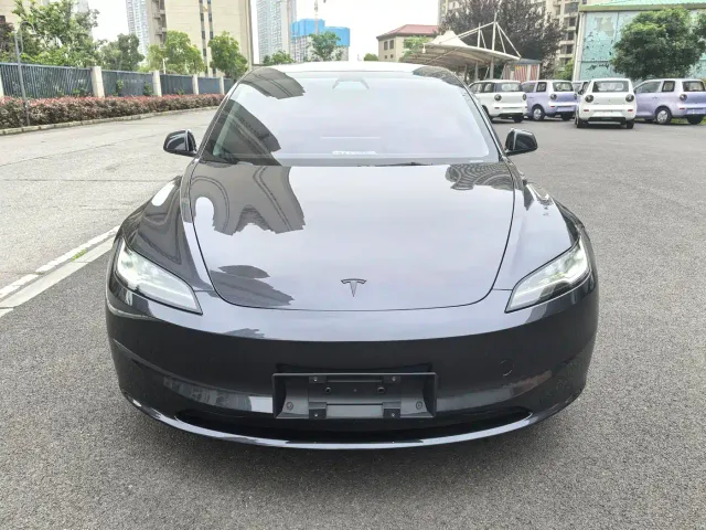 Tesla Model 3 — Фото автомобиля 2